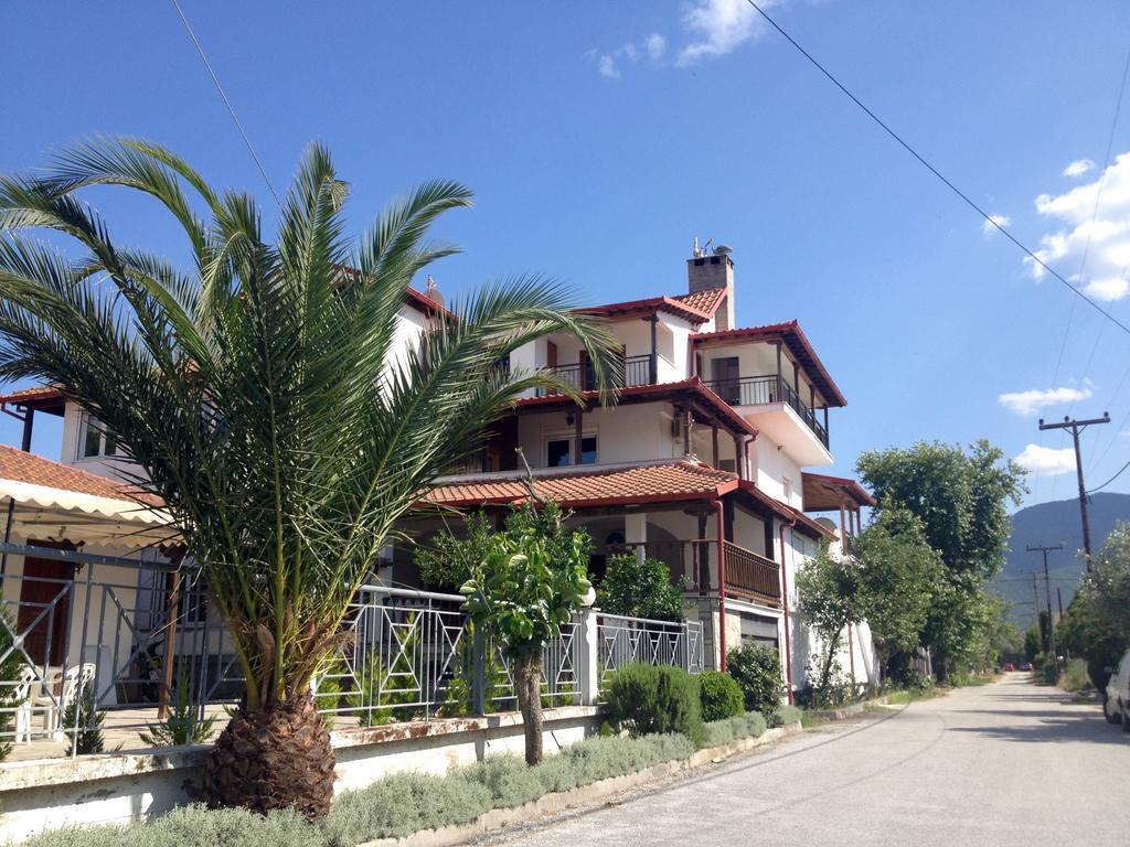 Menis Haus Apartment วราสนา ภายนอก รูปภาพ